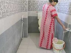 Indian BBW wife takes a bath in video