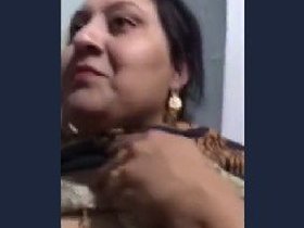 Sultry Pakistani housewife shares intimate moments with neighbor