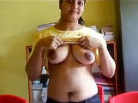 Schoolgirl reveals her natural breasts in amateur video