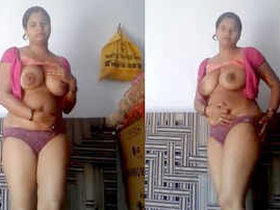 Indian wife reveals her naked form