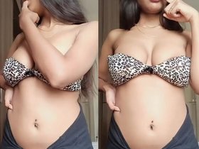 Sensual Amaira's tantalizing tease: arousing and enticing