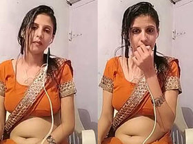 Beautiful Indian woman broadcasts herself after a shower and flaunts her belly button