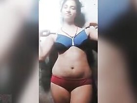 Cute girl exposes her nude XXX curves in hot Desi video