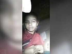 Desi girl exposes XXX body parts on camera for man making MMS video