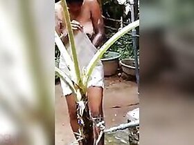 Slender Lankan beauty bares her body while Desi voyeur shoots XXX video