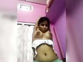 Desi College XXX girl shows off her perfect boobs in selfies video