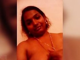 Tamil wife takes nude selfies for her boyfriend