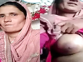 Pakistani mature lady shows her breasts on camera viral clip