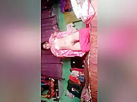 Today an exclusive pretty Indian girl Desi records her finger video