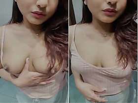 Super Pretty Girl Shows Her Boobs