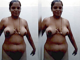 Sexy Mallu Bhabhi Bathing Part 1