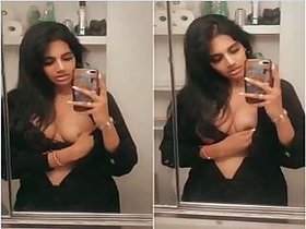 Sexy Lankan Girl Shows Her Boobs
